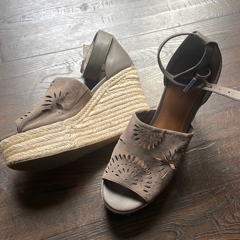 INDIGO RD light brown suede cutout wedge espridrille size 8
